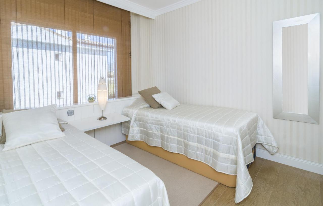 Hb - Comfortable Beachfront Holiday Apartment Эстепона Экстерьер фото