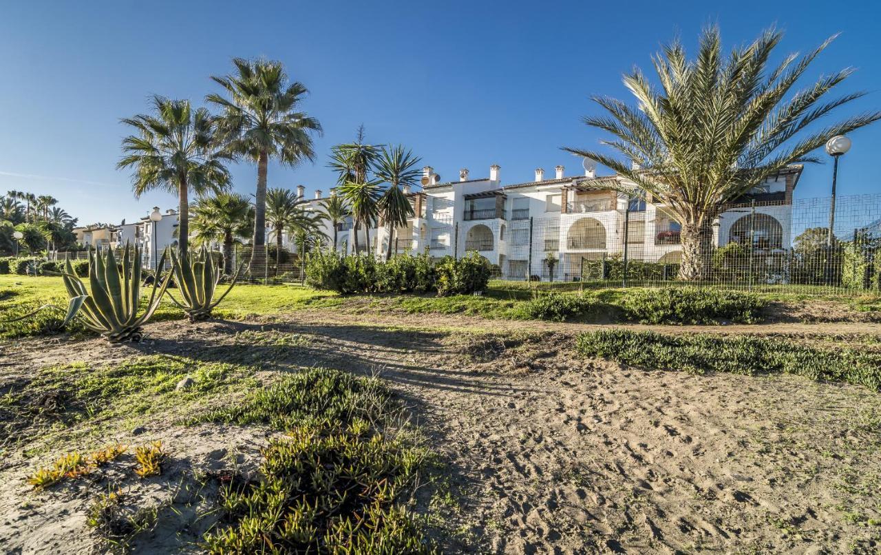 Hb - Comfortable Beachfront Holiday Apartment Эстепона Экстерьер фото